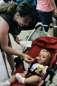 Bebê degustando uma papinha.